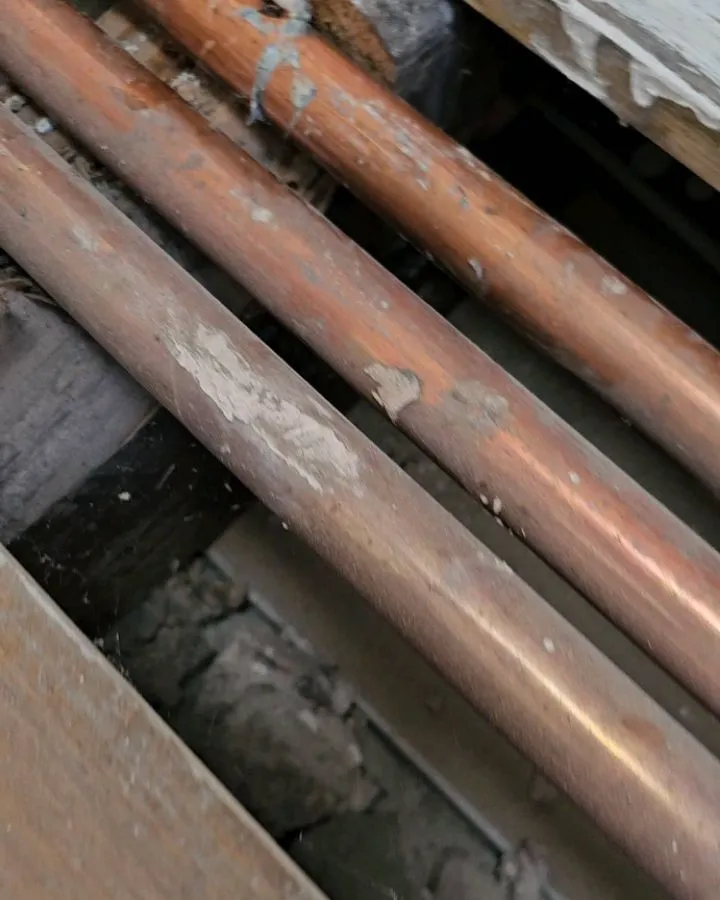 A close up of a bunch of metal pipes.